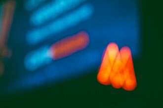 a blurry photo of a traffic signal