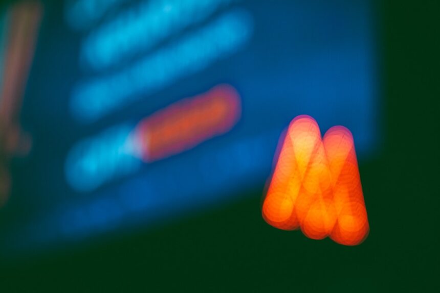 a blurry photo of a traffic signal