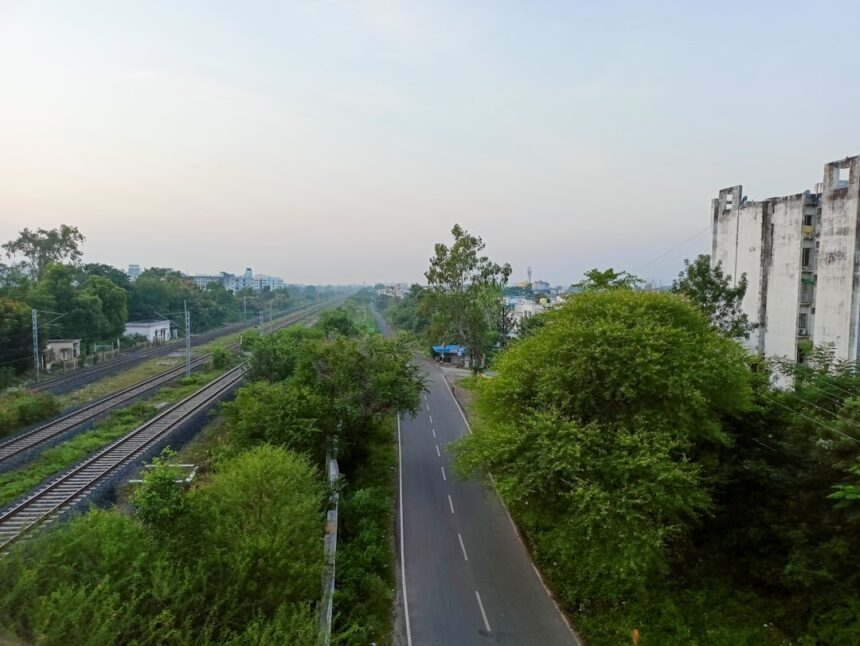 a view of a train track from a high viewpoint
